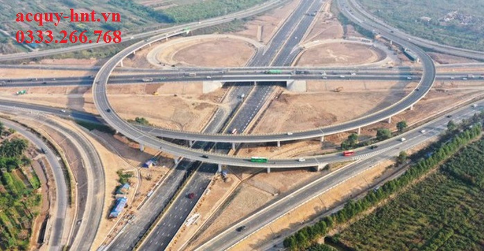 Quốc lộ 1A , quốc lộ 5 , đường cao tốc Hà Nội - Hải Phòng , cao tốc Hà Nội - Lạng Sơn .