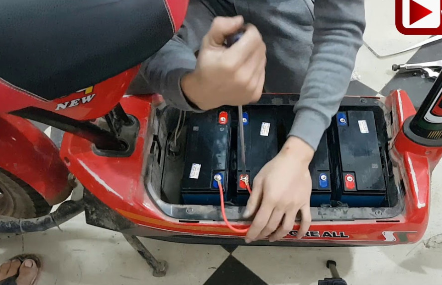 HNT - Thay thế ắc quy xe máy điện Vinfast Feliz tại nhà