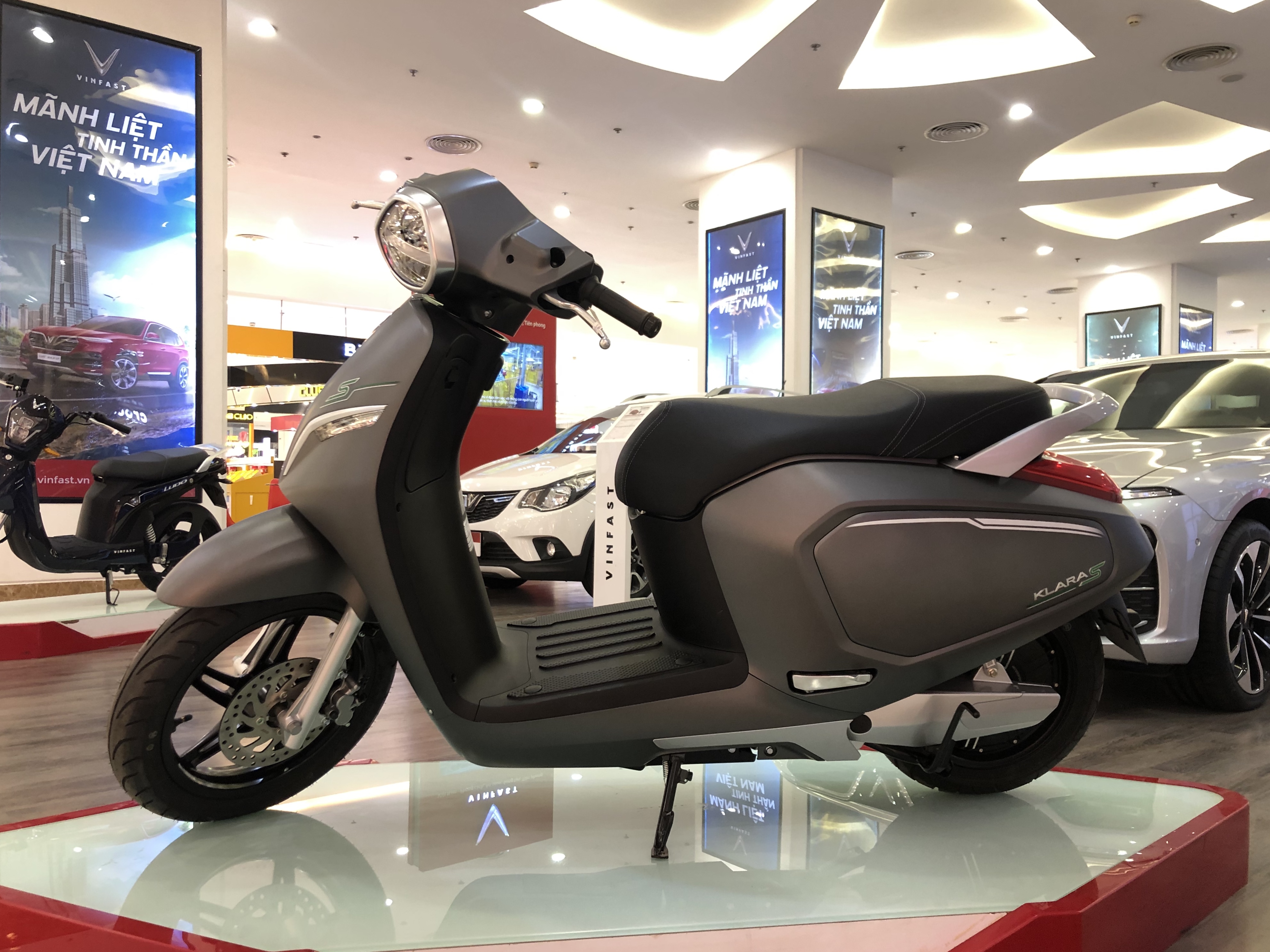 xe Vinfast Klara A2 thay ắc quy tận nơi