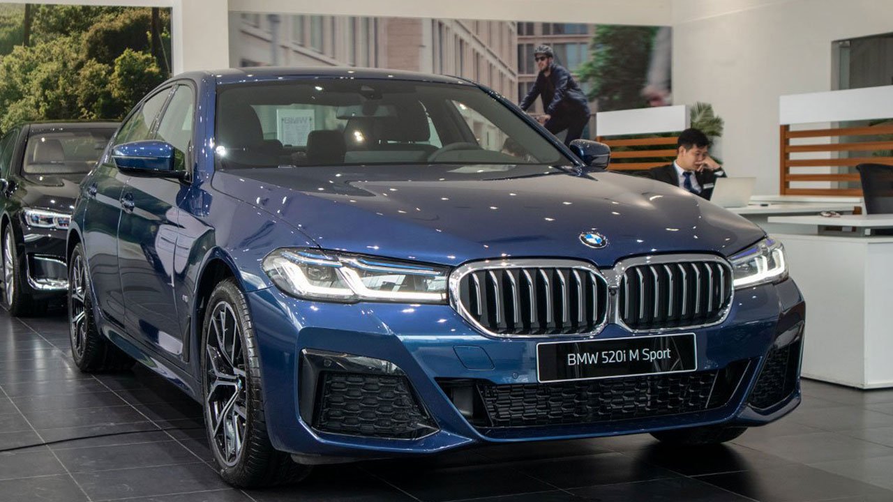 thay ắc quy  xe BMW 520i tại nhà