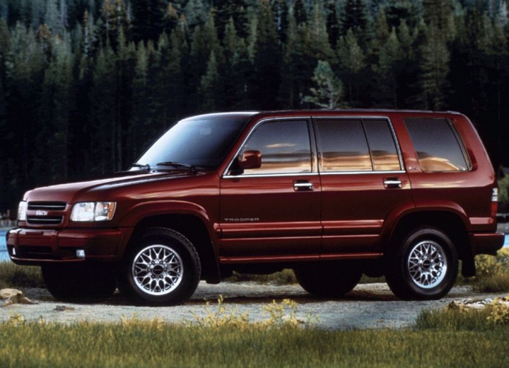 thay ẵc quy xe Isuzu Trooper tại nhà 0333266768