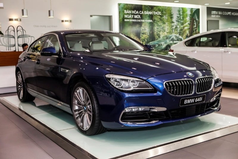 thay ắc quy xe BMW 640i tại nhà