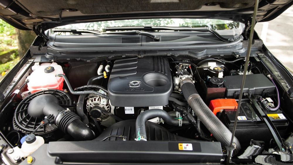 xe Mazda BT50  thay ắc quy tại nhà