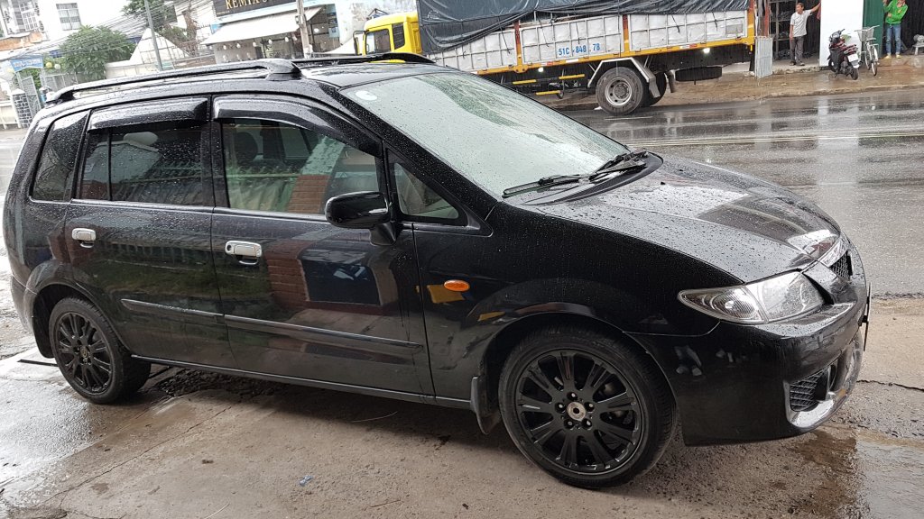 thay ắc quy xe Mazda Premacy tại nhà