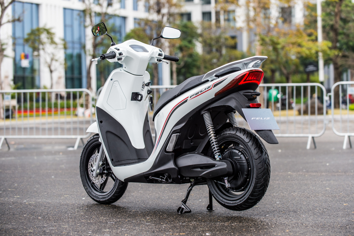 thay ắc quy xe máy điện Vinfast Feliz tại nhà