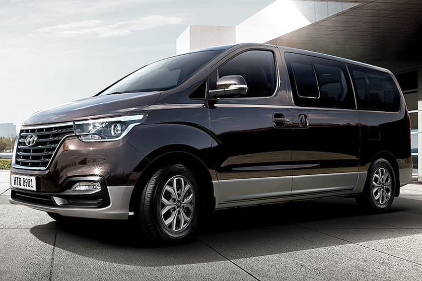 xe Hyundai Starex thay ắc quy tại nhà