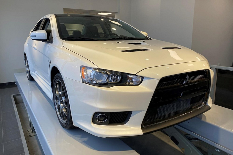 xe Mitsubishi Lancer thay ắc quy tại nhà 0333266768