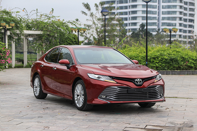 xe Toyota Camry thay ẵc quy tại nhà