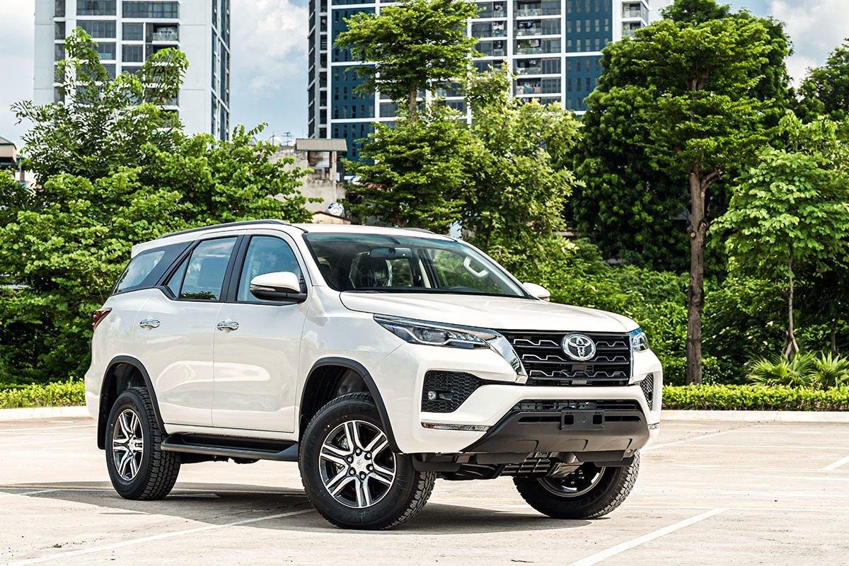 xe Toyota Fortuner thay ắc quy tại nhà